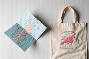イラストマップがデザインされたパンフレットとトートバッグ