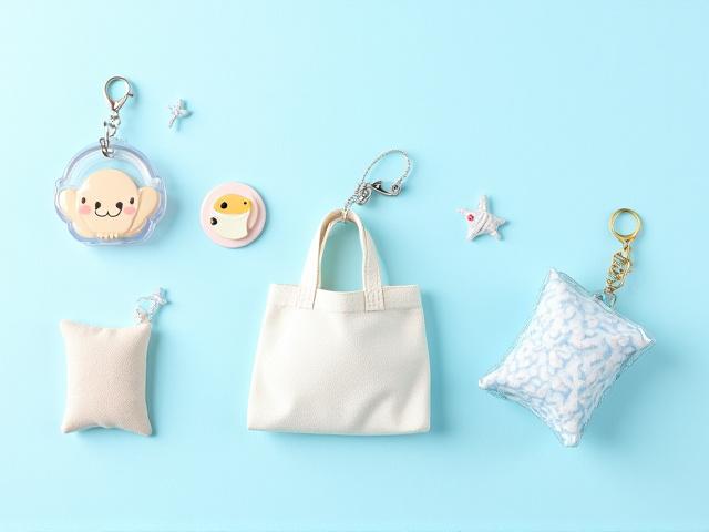 オリジナルデザインのアクセサリー（キーホルダー、缶バッジ、アクリルチャーム、トートバッグ）のモックアップ